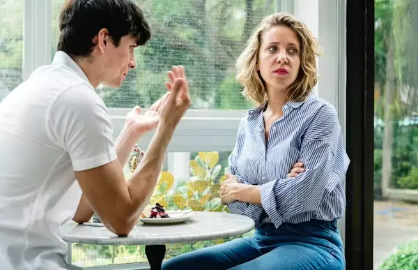 Couple-discussing-relationship-compatibility-during-an-early-relationship