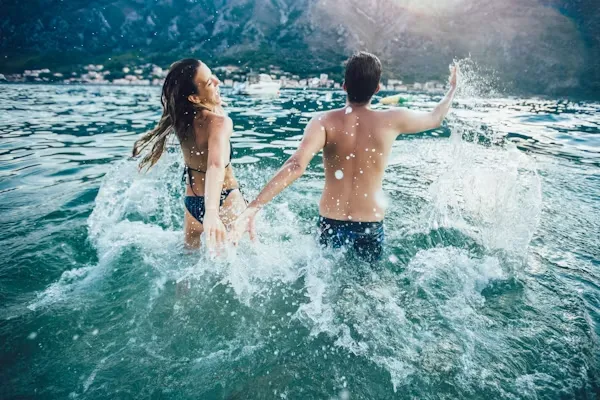 Happy-single-person-enjoying-summer-while-meeting-new-people
