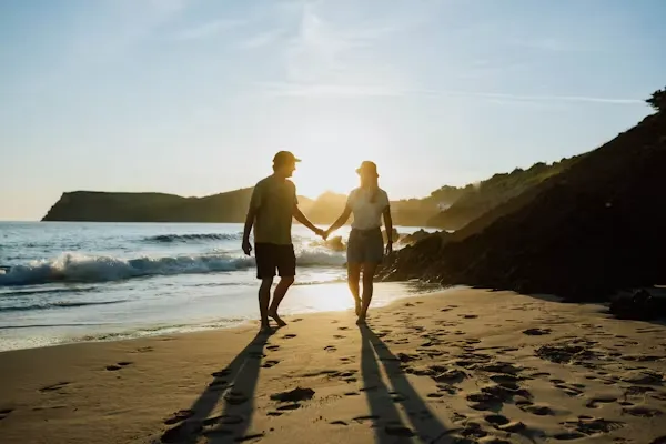 Couple-enjoying-a-meaningful-online-dating-connection