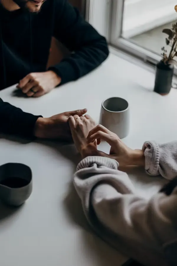 Couple-enjoying-a-first-date-while-having-a-meaningful conversation