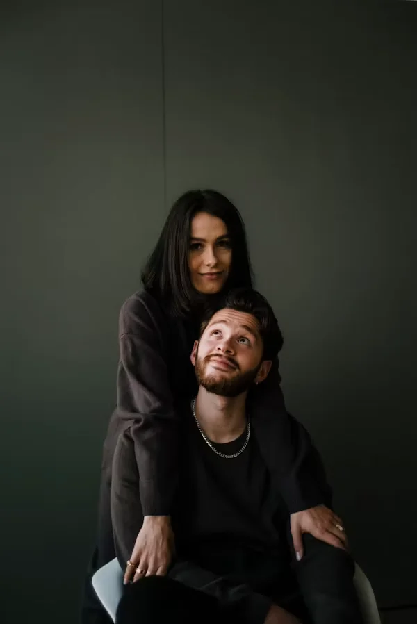 Couple-experiencing-emotional-distance-in-a-relationship
