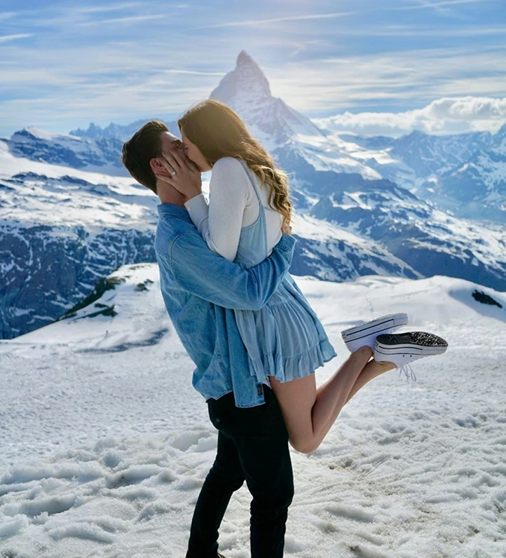 Couple-enjoying-a-romantic-holiday-date-while-using-online-dating