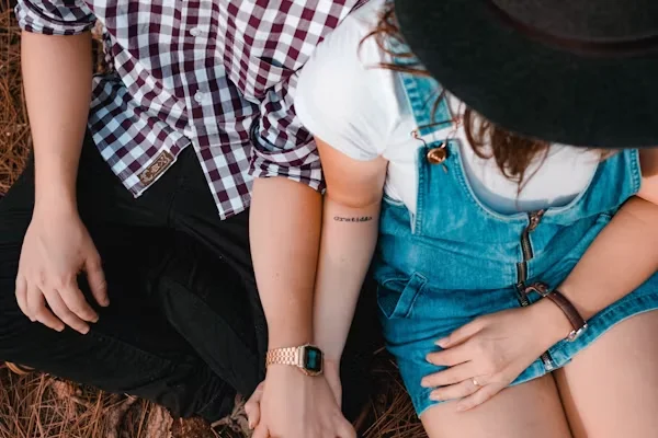 Couple-discussing-realistic-dating-expectations-influenced-by-social-media